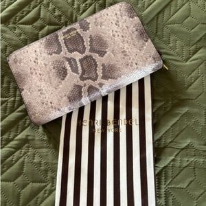 Henri Bendel wallet/clutch